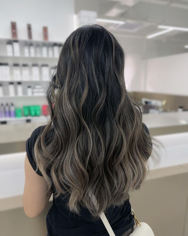 Contrast Balayage ✨
Natural Balayage while maintaining your dark Virgin hair ✨

One of our signature service - BALAYAGE 
✨ Balayage Highlights (Highlights)
✨ Classic Balayage (Hair Painting)
✨ Foil Balayage (Foilayage)
✨ Faux Balayage (Teasing Lights) 
✨ Airtouch Balayage (Blow Dryer)
✨ Reverse Balayage (low lights)
And many more …

We cater our services & techniques base on your face shape , skin tone , hair texture , hairstyle , hair goal , hair needs , hair condition and duration we have with you ✨

@kamihairgroup 

#kami #kamisalon #kamihairgroup #damansaraperdana #petalingjaya #selangor #malaysia #hairsalonmalaysia #malaysiahairsalon #hairbyglenhew #hairbyjasonlim #samrestyle #balayage #balayagehaircolor #blondebalayageombre #blondebalayagehair #blondebalayageombre #balayaged #asianbalayage #balayageonasianhair