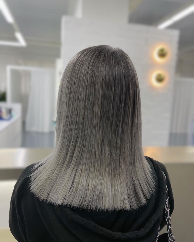 Grey Blending ✨
Gradient Grey Blend Balayage while maintaining your grey hair ✨

One of our signature service - Grey Blending 
✨ embrace your grey
✨ low maintenance 

All you need to do is 
✨ alternate home shampoo with purple / violet shampoo 
✨ weekly treatment for bleached hair 
✨ daily leave in treatment for bleached hair 

Consult with KAMI expert - T&C apply 

We cater our services & techniques base on your face shape , skin tone , hair texture , hairstyle , hair goal , hair needs , hair condition and duration we have with you ✨

@kamihairgroup @kamisalonsandakan 

#kami #kamisalon #kamihairgroup #damansaraperdana #petalingjaya #selangor #malaysia #hairsalonmalaysia #malaysiahairsalon #hairbyglenhew #hairbyjasonlim #samrestyle #balayage #balayagehaircolor #blondebalayageombre #blondebalayagehair #blondebalayageombre #balayaged #asianbalayage #balayageonasianhair