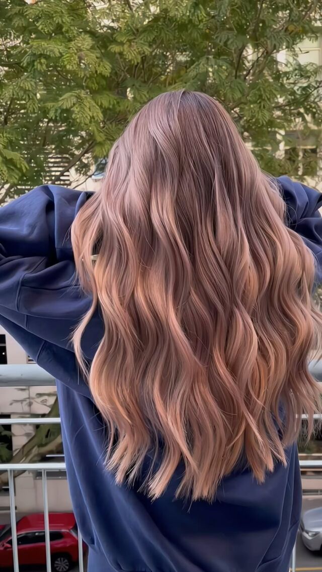 Golden Hours Dimensional Hair ✨

Full Bleach with Reverse Balayage 
One of @kamihairgroup Signature Balayage 

Assist by @crystal.t_kami @jihan_kami @stevelws_kami @kamihairgroup

Model @cassngiaw 

#kami #kamisalon #kamihairgroup #damansaraperdana #petalingjaya #selangor #malaysia #kamisalonsandakan #sandakan #ijmsandakan #hairsalonmalaysia #malaysiahairsalon #hairbyglenhew #balayage #balayagehaircolor #milkteahair #balayaged #asianbalayage #balayageonasianhair