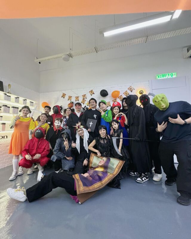 KAMI first Halloween 🎃 celebration , thanks to Kami team for preparing the deco, foods and games. The most important thing is to thank the team for dressing up carefully and making the whole celebration more atmospheric❤️

Church of Glen✨ @glenhew @sam6_kami @jun__kami @kingsleythang_kami

Harry Quinn, Darcule Death and the Wednesdays family✨ @jason.
_kami @jacklynong__kami @crystal.t_kami
@jesslim_kami @tracyang_kami & @jamielimzq 

The Squid Game ✨@jhan_kami @jayhow_kami @stevelws_kami @sarahhow_kami @valeriew_kami

The Mario ✨@peterhue_kami @kimber_sheuegin

The Rojak ✨@ahtong_kami @yangyang_kami @reoliew_kami

Special Guests of the night✨@sieg_malaysia Team @sieg_xuan @sieg_allen18 @sieg_chloezz @sieg_tracieng @sieg_grace_yifan @sieg_armando4134 @sieg and Taiwan Team @sieg_luna @s.min.I

Best dress judge and sponsor✨@sieg_bruce @kerv_thbx @edw0822 @barberselect_k

An unforgettable night🥰

#kamisalon #siegsalon #kamihairgroup #sieghairsalon #kseducation #kshaireducation #halloween #halloween2023